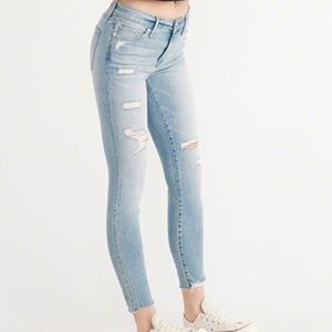 Abercrombie & Fitch Harper ankle light wash jeans